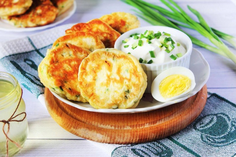 Пирожки с яйцом и зеленым луком