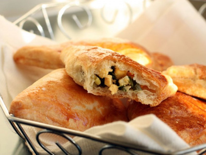 Пирожки с яйцом и луком