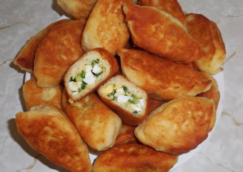 Пирожки с яйцом и луком