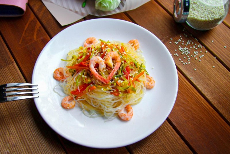 Wok фунчоза с креветками
