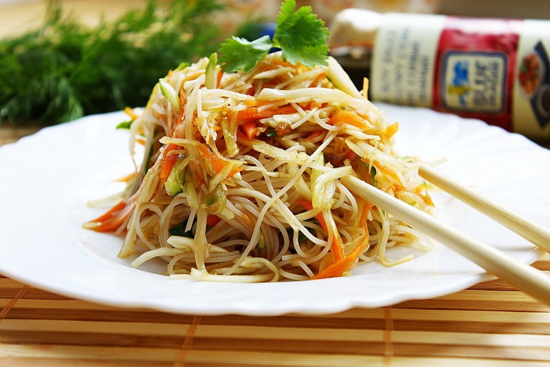 Салат из рисовой лапши фунчоза с овощами