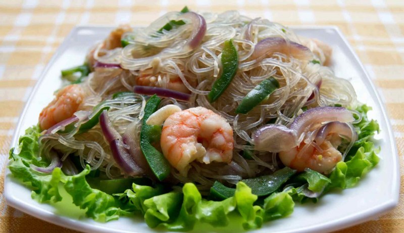 Фунчоза с креветками и овощами