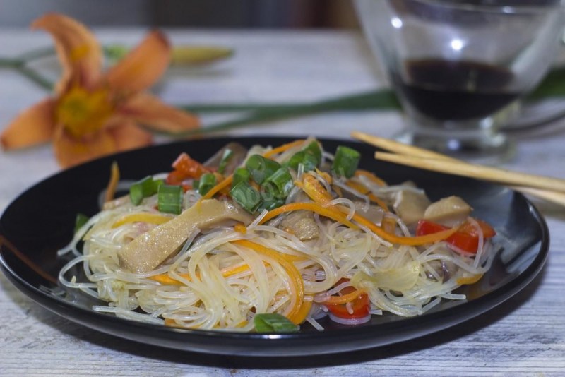 Фунчоза с шампиньонами и овощами