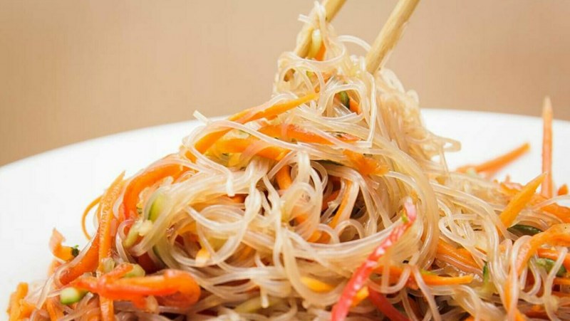 Салат с фунчозой и корейской морковью и курицей