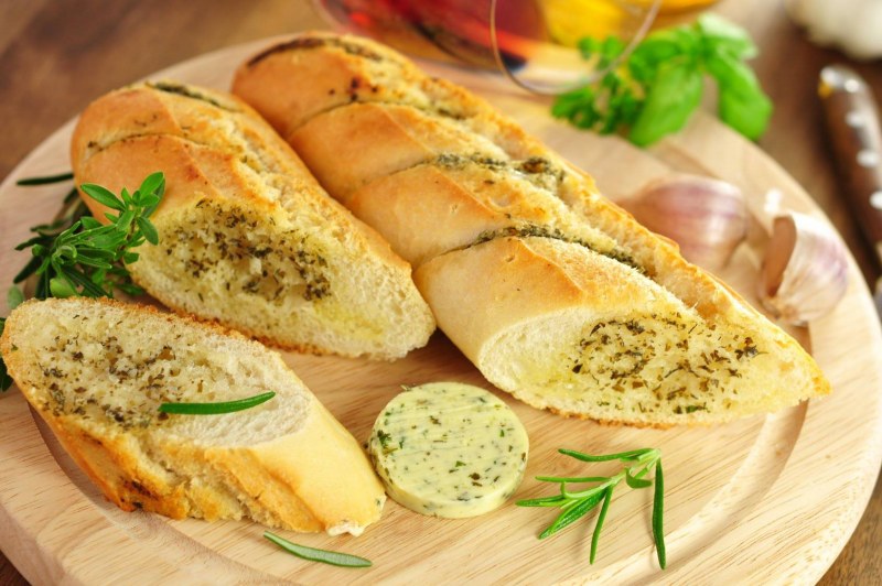 Багет с чесноком и зеленью