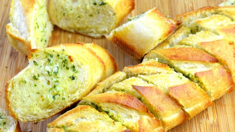 Багет с чесноком и сыром