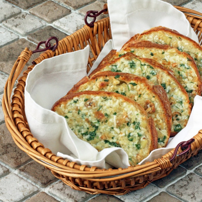Хлеб с чесноком и зеленью