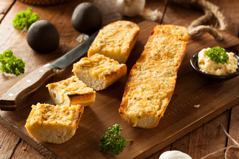 Хлебцы с чесноком и сыром