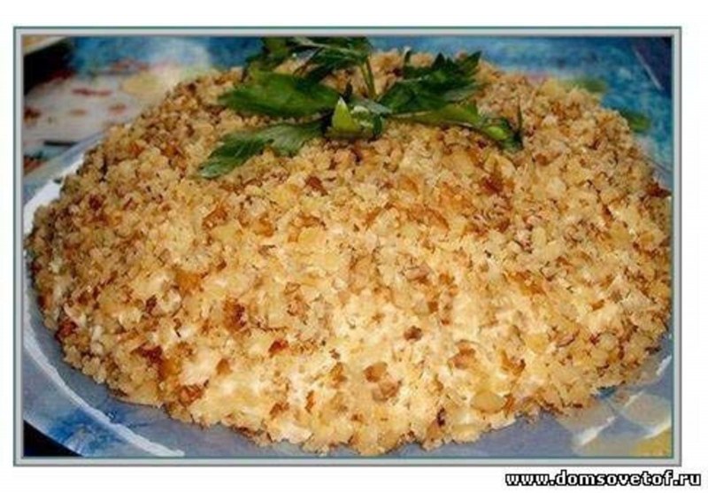 Салат с грецкими орехами и курицей слоями