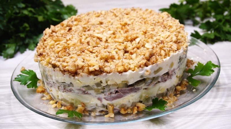 Салат принц с говядиной и грецкими орехами