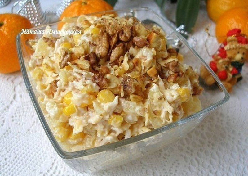 Салат с ананасом и курицей и грецкими орехами