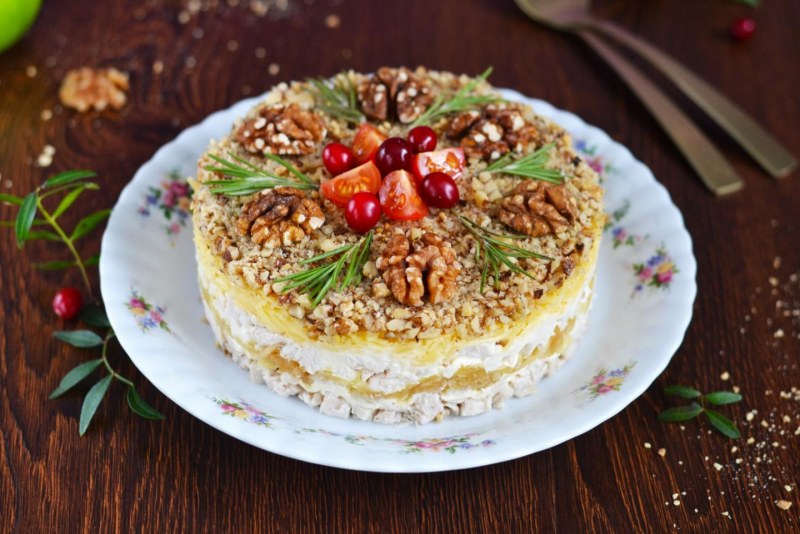 Салат с грецкими орехами и курицей