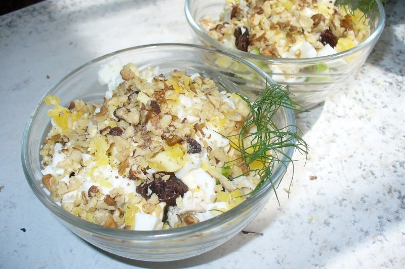 Салат из чернослива с курицей и грецкими орехами