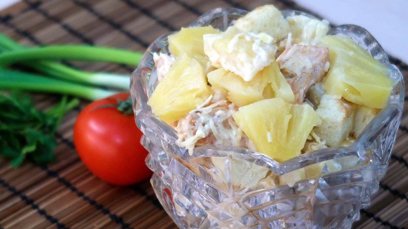 Салат с ананасом
