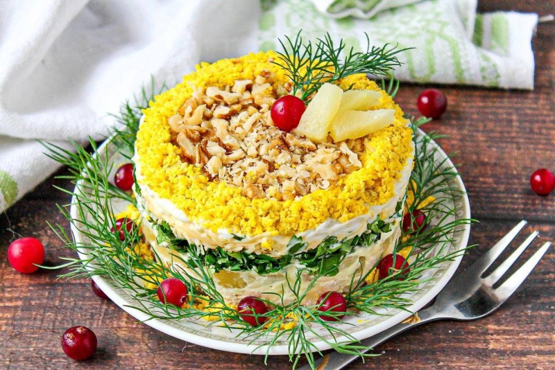 Салат с ананасом