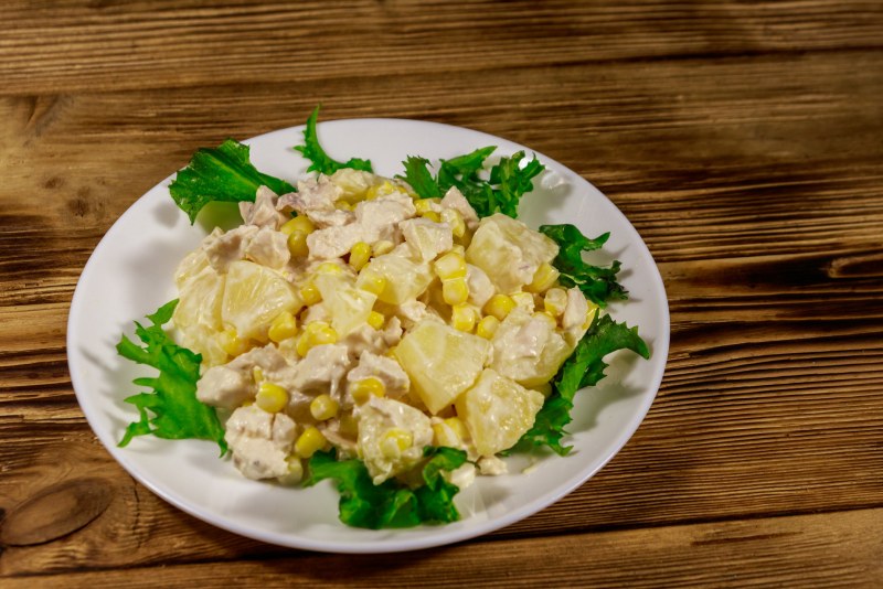 Салат с ананасом и куриной грудкой
