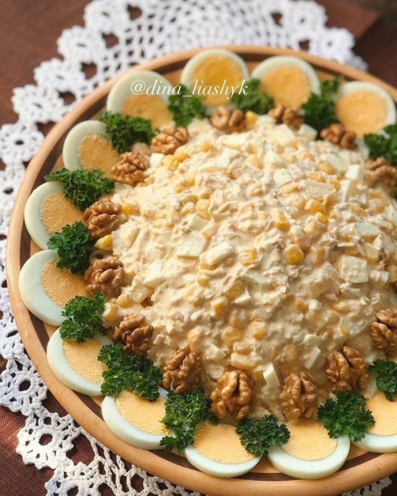 Салат с ананасом и курицей и сыром и грецким орехом