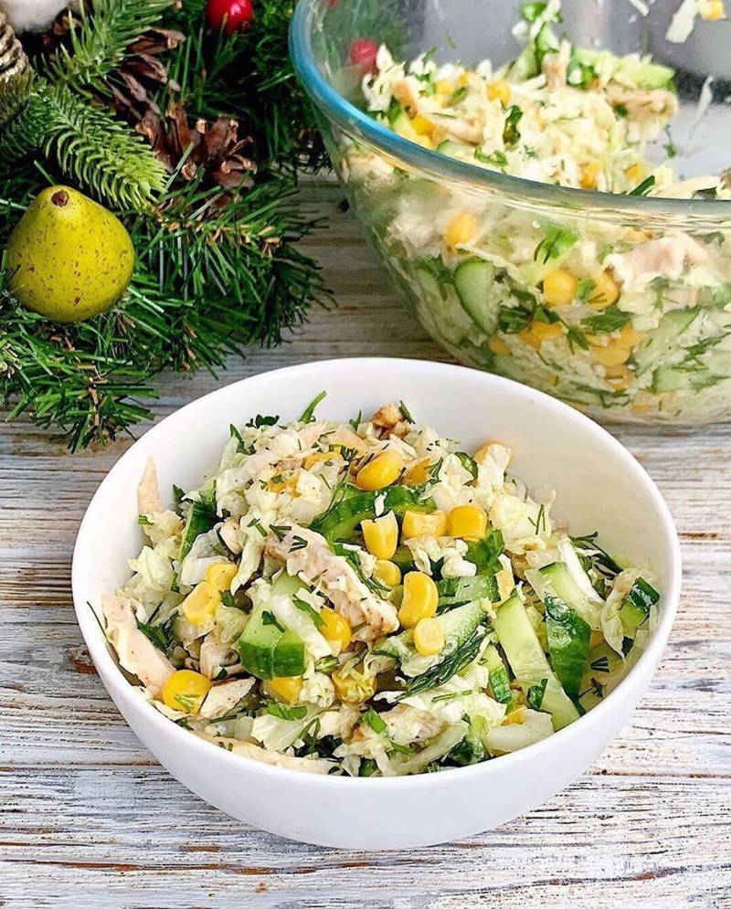 Пекинская капуста с кукурузой и огурцами