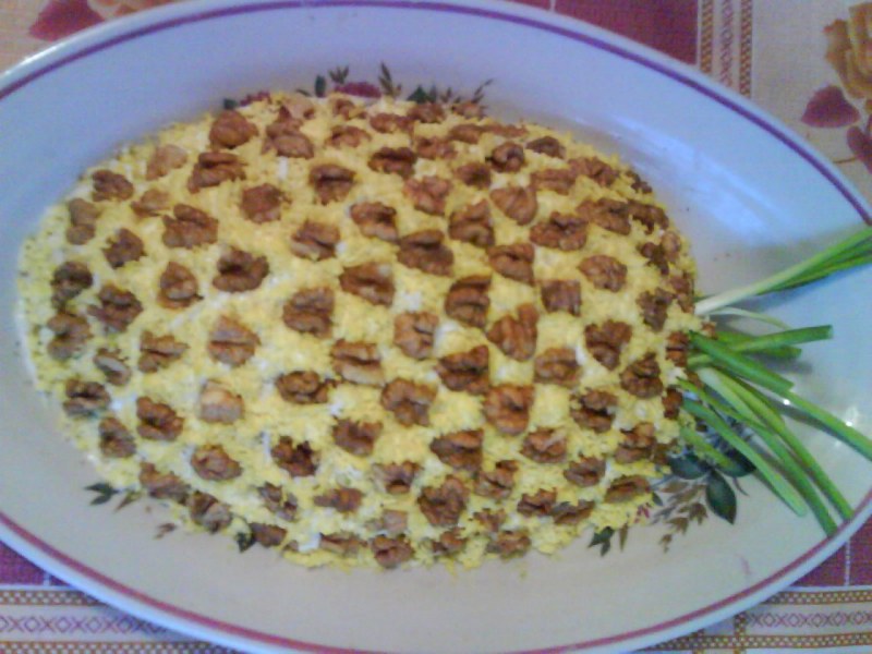 Салат ананас с курицей и сыром и грецкими