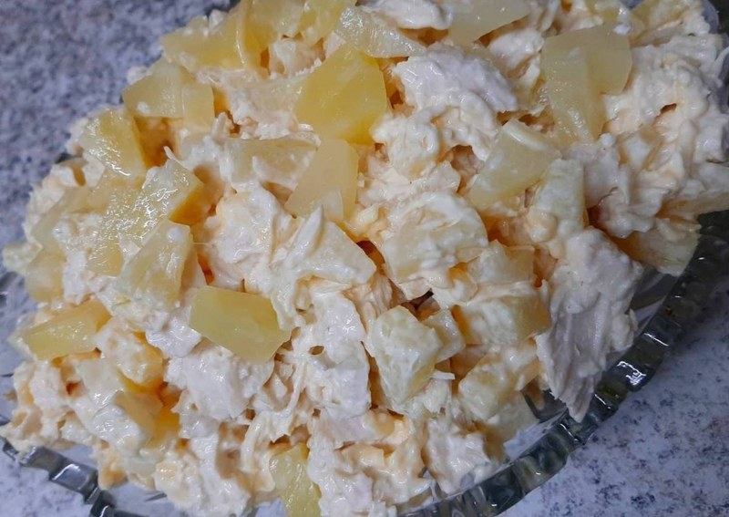 Салат с ананасом и курицей и сыром и грецким орехом