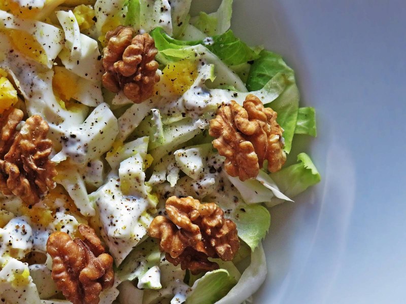 Салат с копчёной курицей и кукурузой