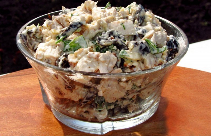 Салат нежность с курицей и черносливом и грецкими орехами