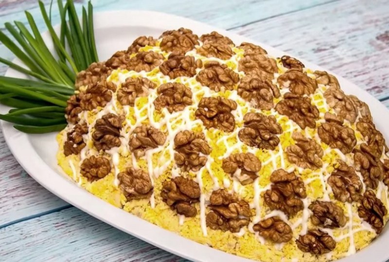 Салат с ананасом и курицей и грецкими орехами
