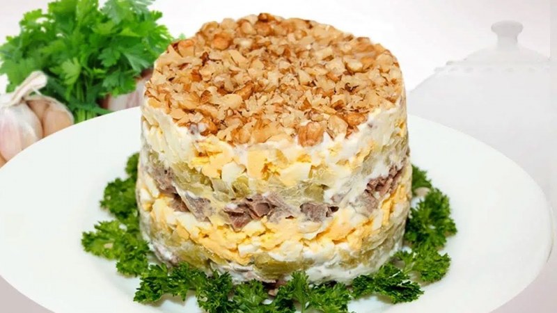 Салат с курицей грибами и грецкими орехами