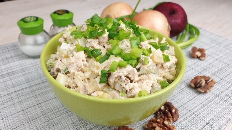 Салат с курицей грибами и грецкими орехами