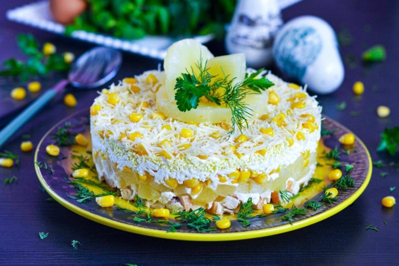 Салат с курицей и ананасами классический