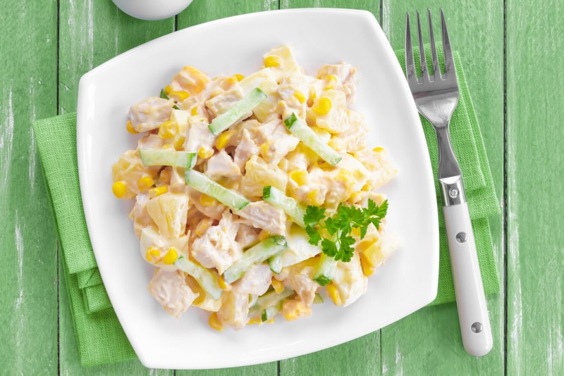 Салат из чернослива с курицей и грецкими орехами