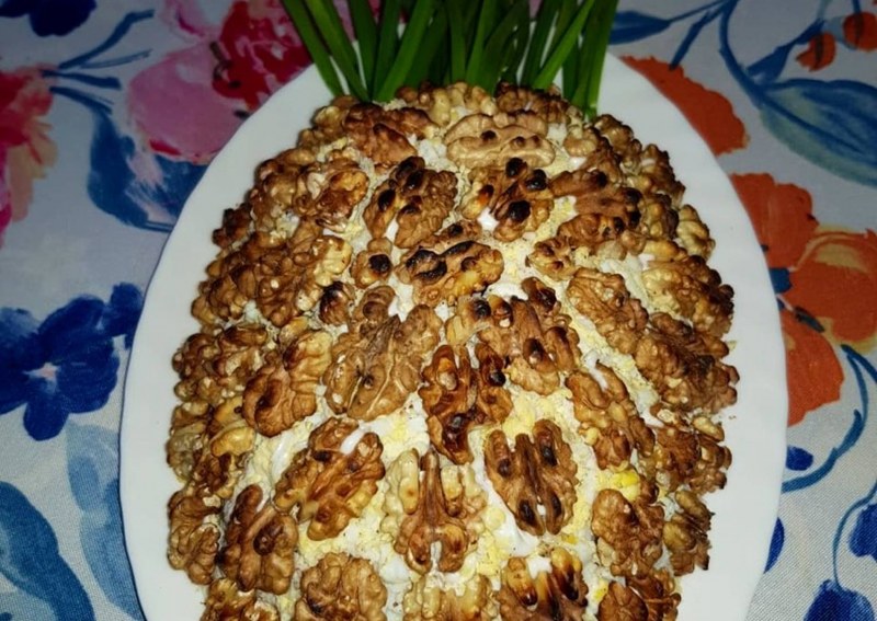 Салат с ананасом и курицей и грецкими орехами