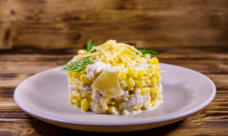 Салат с черносливом и курицей и грецкими орехами и грибами