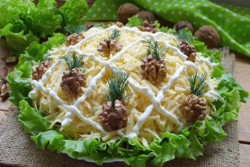 Салат с ананасом и куриной грудкой и сыром