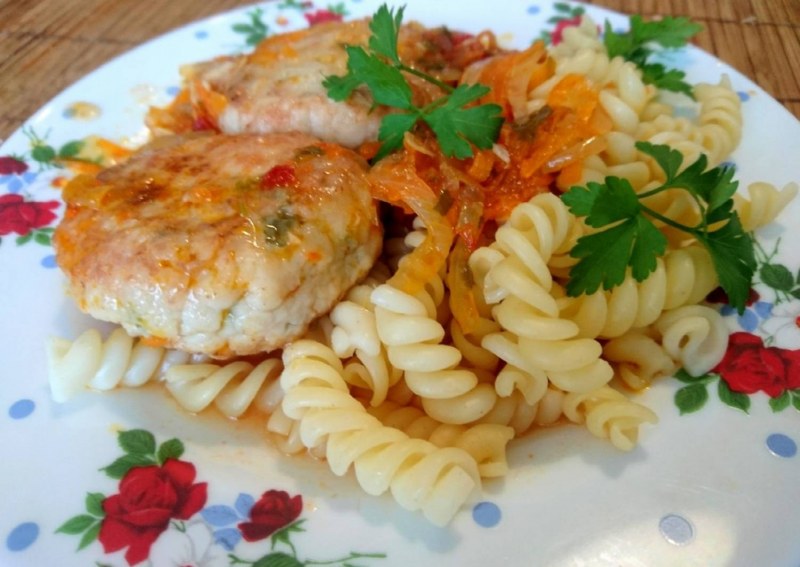 Котлета куриная с макаронами