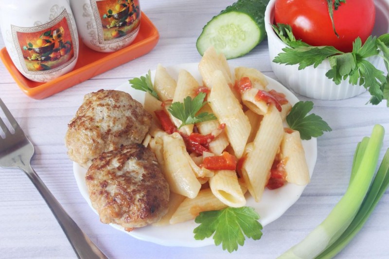 Котлета куриная с макаронами