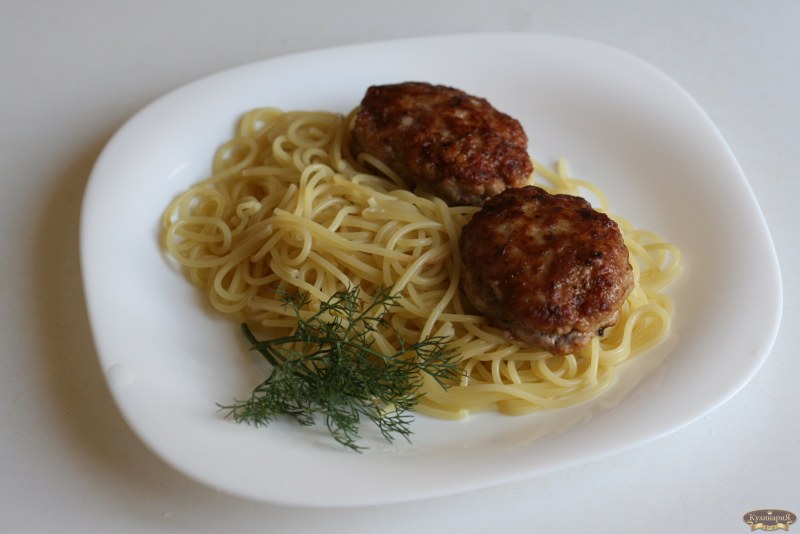 Макароны с котлетой