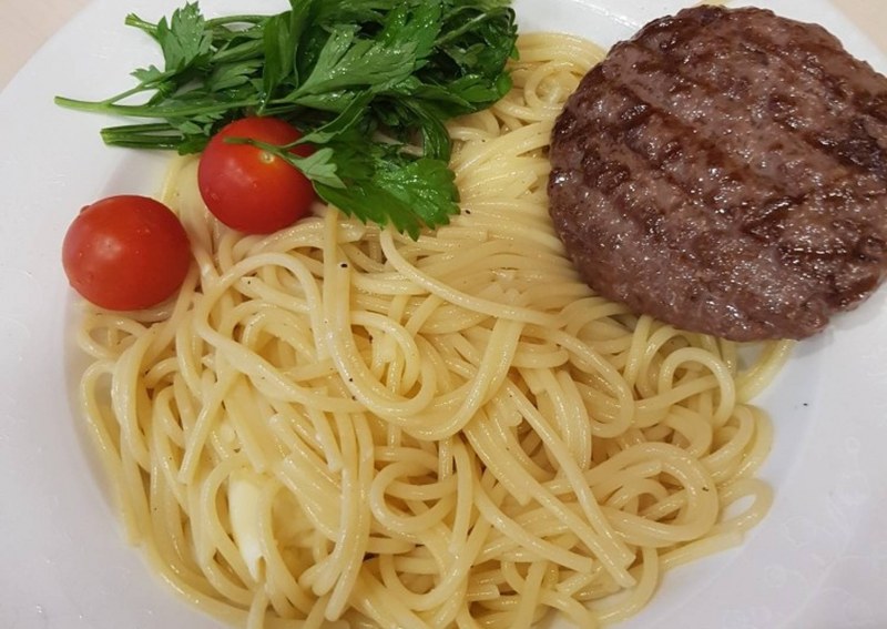 Кот и макароны