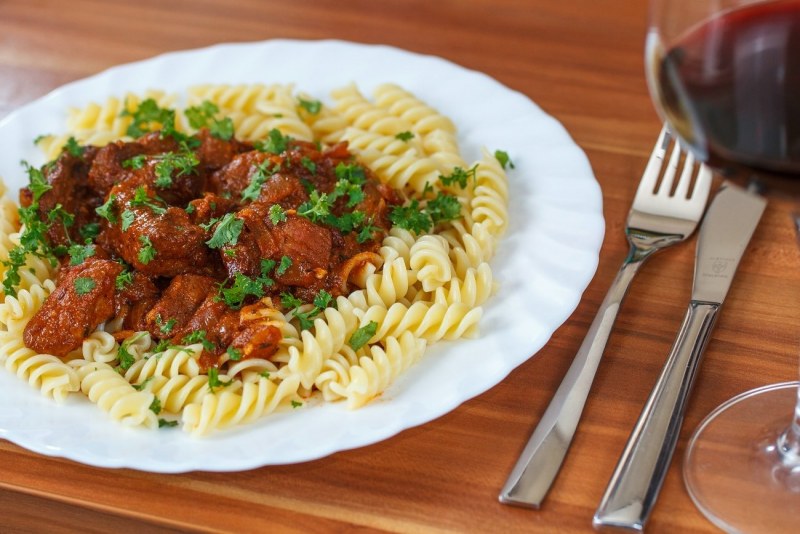 Гуляш с макаронами