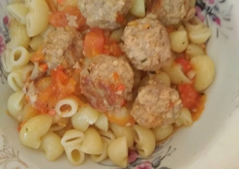Тефтели с макаронами с соусом
