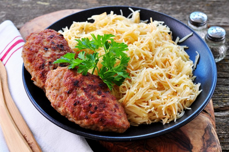 Макароны с котлетой