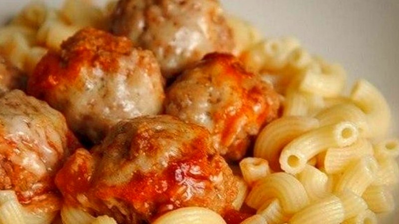 Мясные фрикадельки с сыром, запеченные в томатном соусе