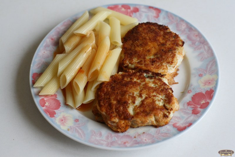 Макароны с котлетой