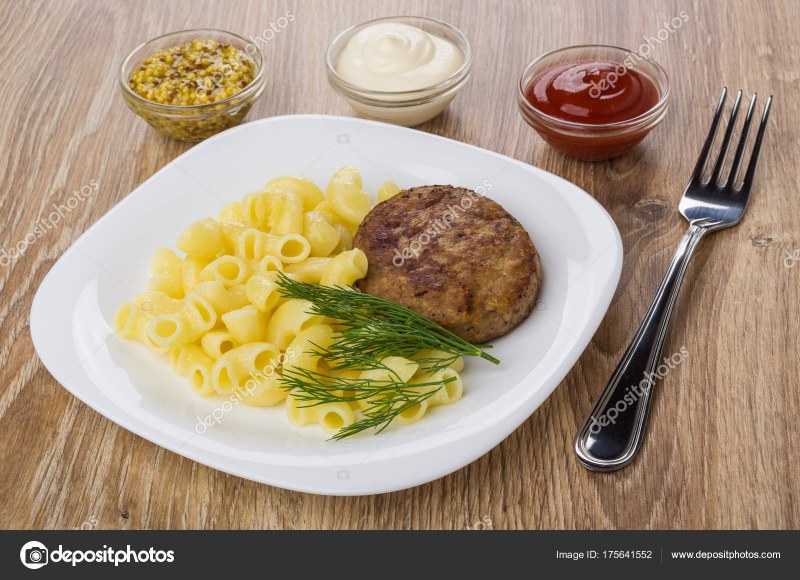Шницель с макаронами