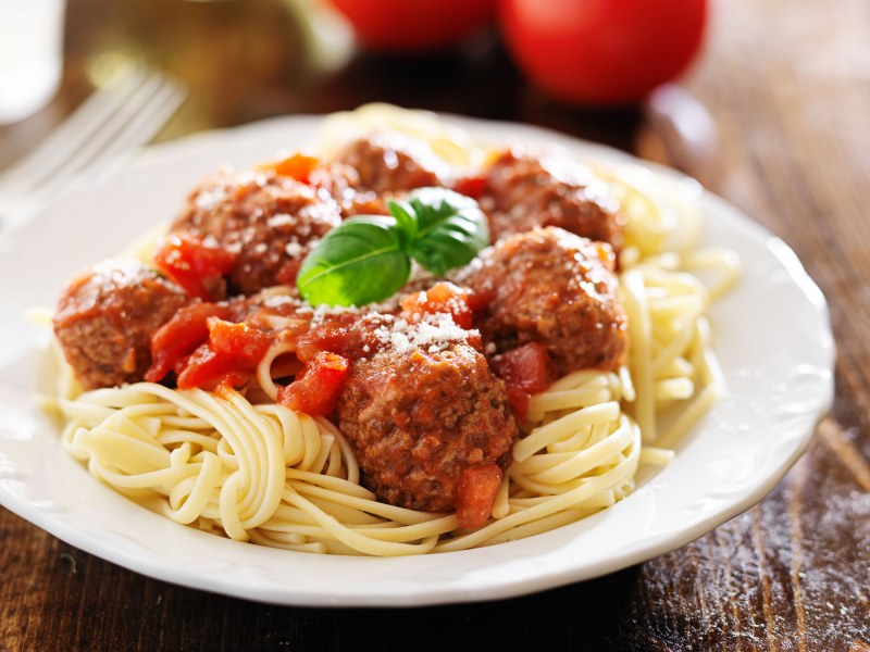 Тефтели с макаронами