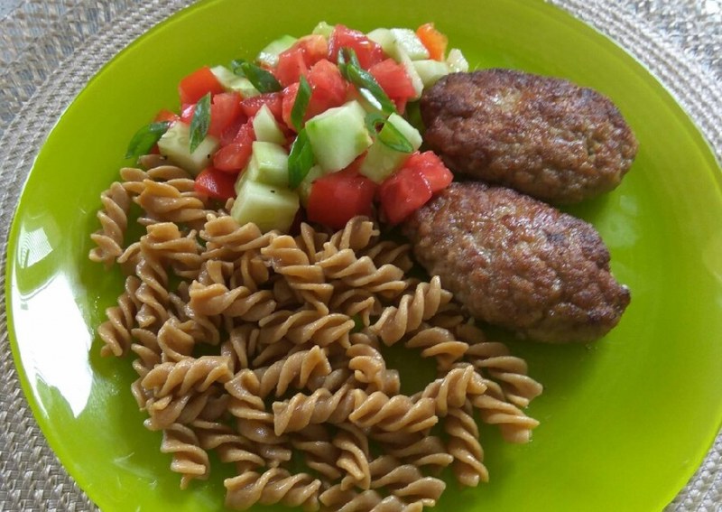 Макароны с котлетой