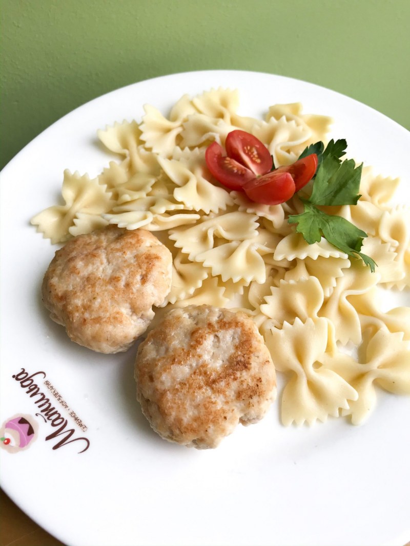 Макароны с котлетой