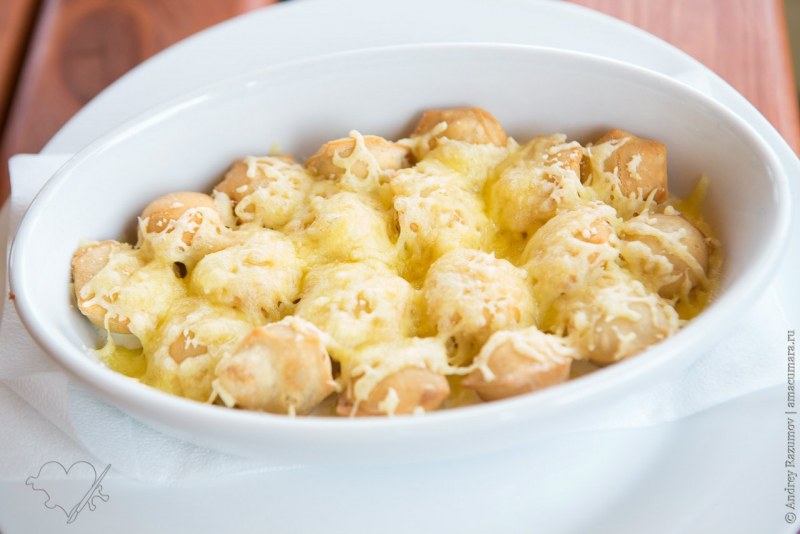 Пельмени в духовке с сыром