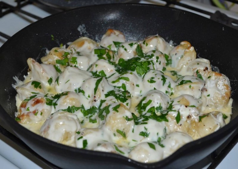Пельмени на сковороде со сметаной и сыром