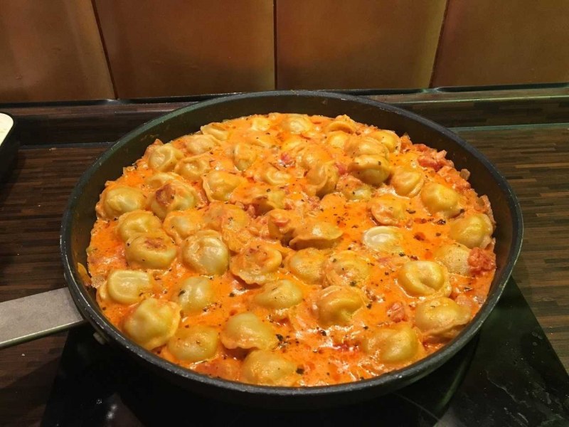 Пельмени с помидорами и сыром на сковороде
